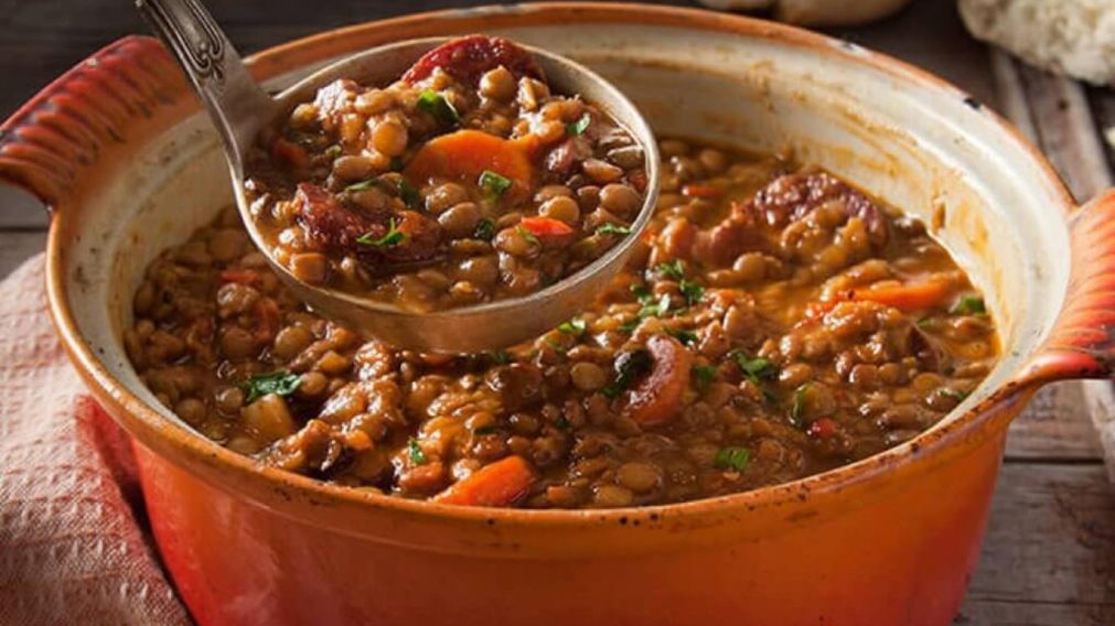 Receta de guiso de lentejas, un plato cl�sico e ideal para los d�as frescos.