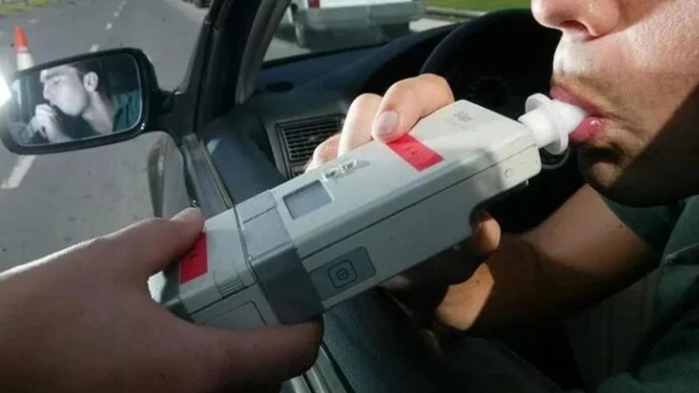 Los conductores de vehículos no podrán tomar nada de alcohol para manejar.