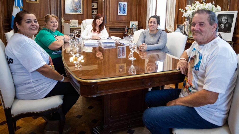 Cristina Kirchner con familiares de Lucio Dupuy: "Su amor y compromiso lograron la sanción de la Ley que lleva su nombre".