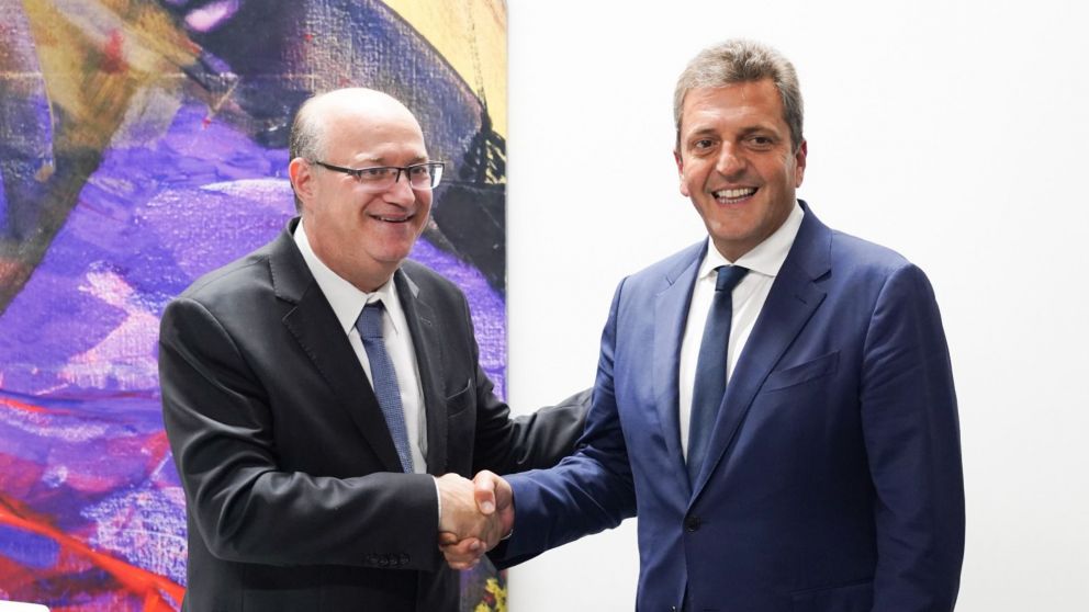 El titular del BID, Ilan Goldfajn, y el ministro de Economía, Sergio Massa.