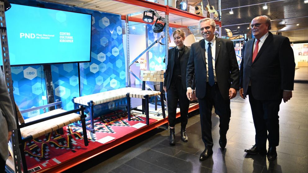 Antes de los discursos de apertura, el primer mandatario y el resto de los funcionarios realizaron una recorrida por la feria.