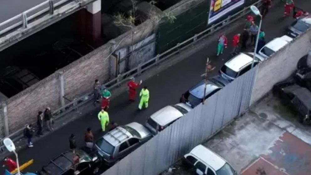 La fila de autos que protagonizaron el choque en la bajada de la autopista 25 de mayo (Twitter).