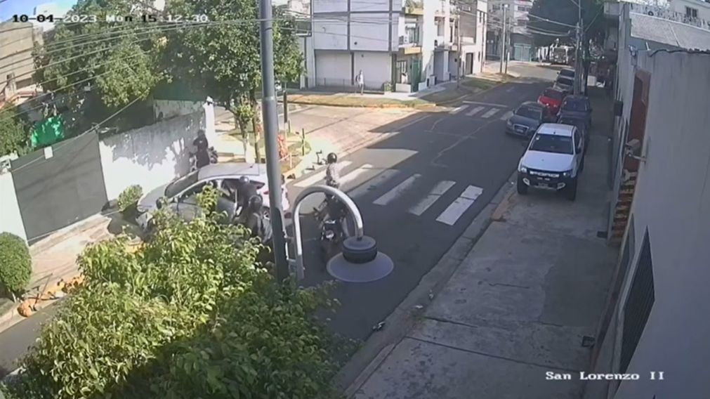 Un grupo de motochorros persiguieron y golpearon a un hombre para robarle un bolso con dinero (Imagen captura vídeo).