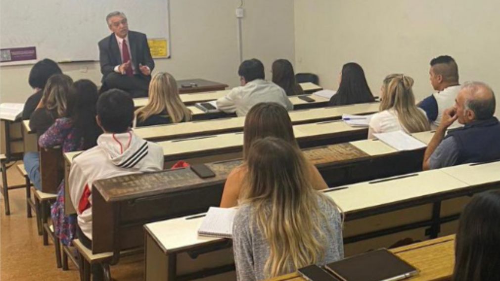 Alberto Fernández volvió a dar clases de Derecho en la UBA de manera presencial.