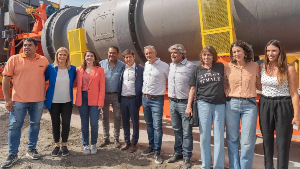 Mariel Fernández, Axel Kicillof y Verónica Magario pusieron en marcha la segunda planta asfáltica municipal.