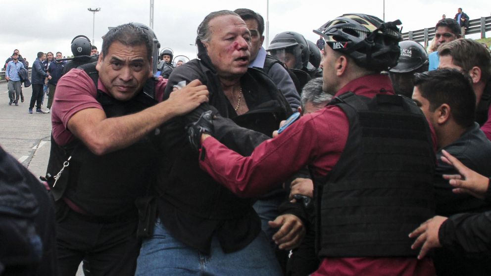 El ministro de Seguridad bonaerense, Sergio Berni, fue agredido en una protesta de colectiveros (Télam).