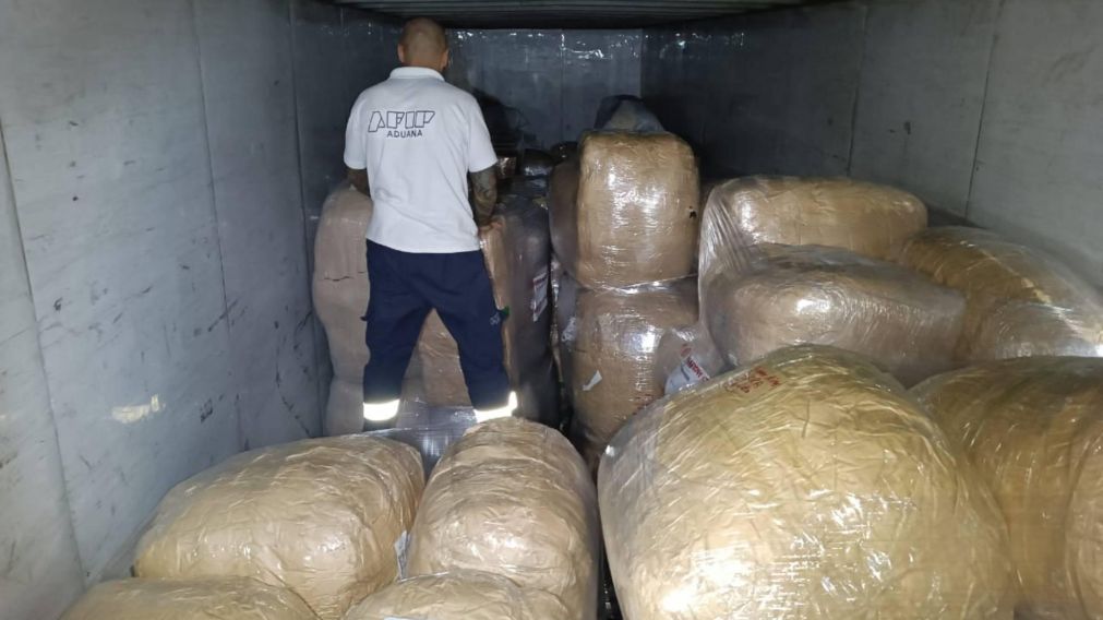 Contrabando: Aduana halló ropa, celulares, ruedas y electrodomésticos valuados en 656 millones.