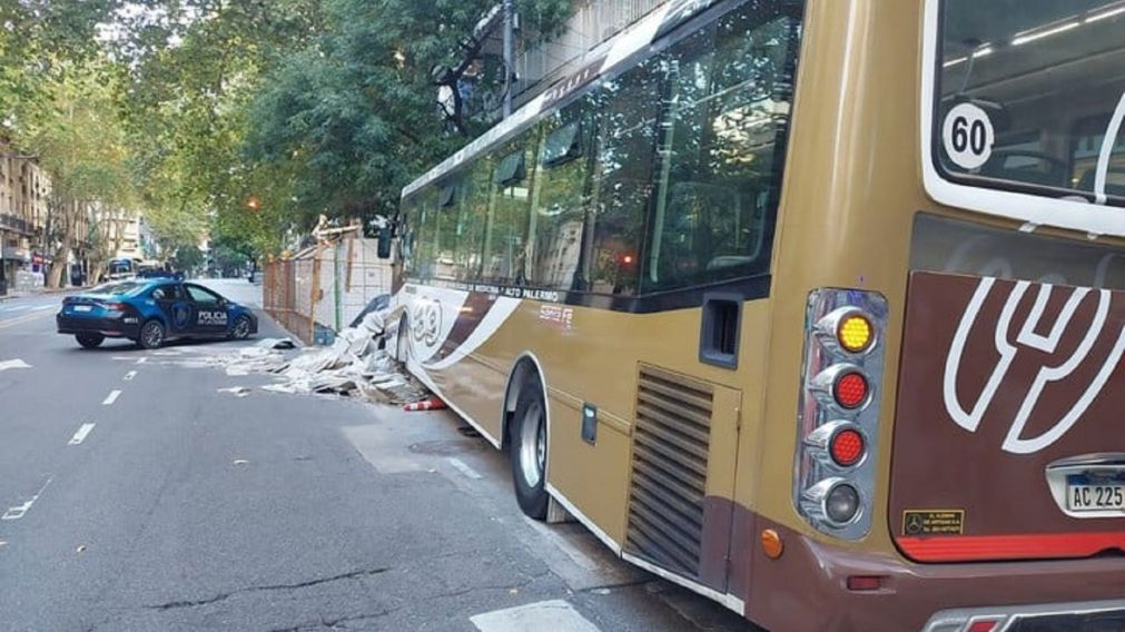 Un colectivero de la línea 39 chocó contra una bolsa de materiales de construcción y 14 pasajeros resultaron heridas.