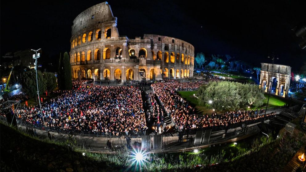 Francisco siguió desde el Vaticano un Via Crucis con eje en las "voces de paz en un mundo en guerra".