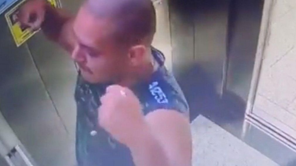 El agresor qued� registrado por las c�maras de seguridad.