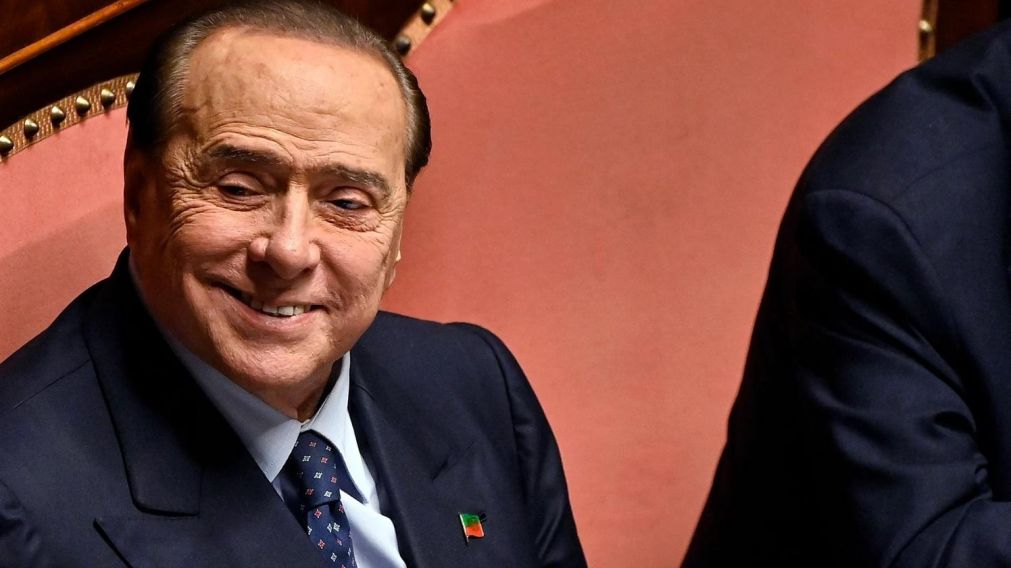 Berlusconi está en la unidad de cuidados paliativos, rodeado de sus seres queridos y profesionales de la salud.
