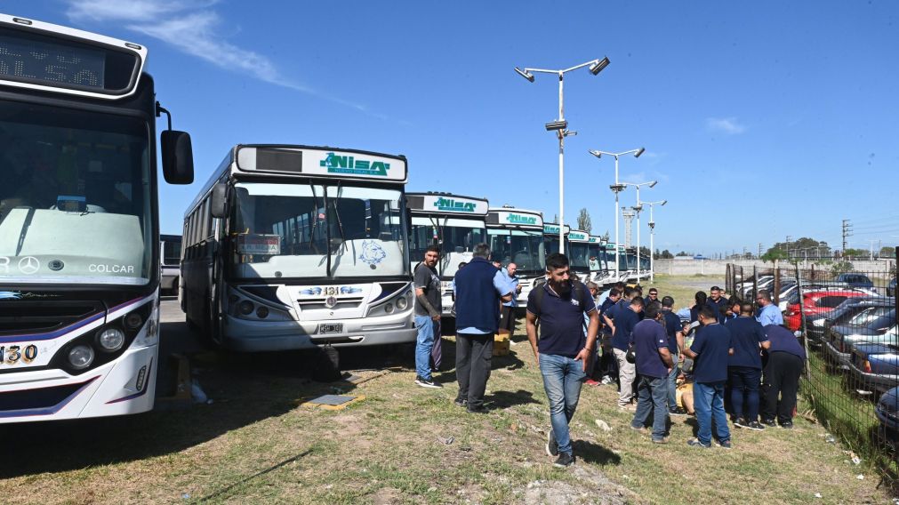Al menos ocho líneas de colectivos adhirieron a la medida dispuesta esta mañana por los choferes (Télam).
