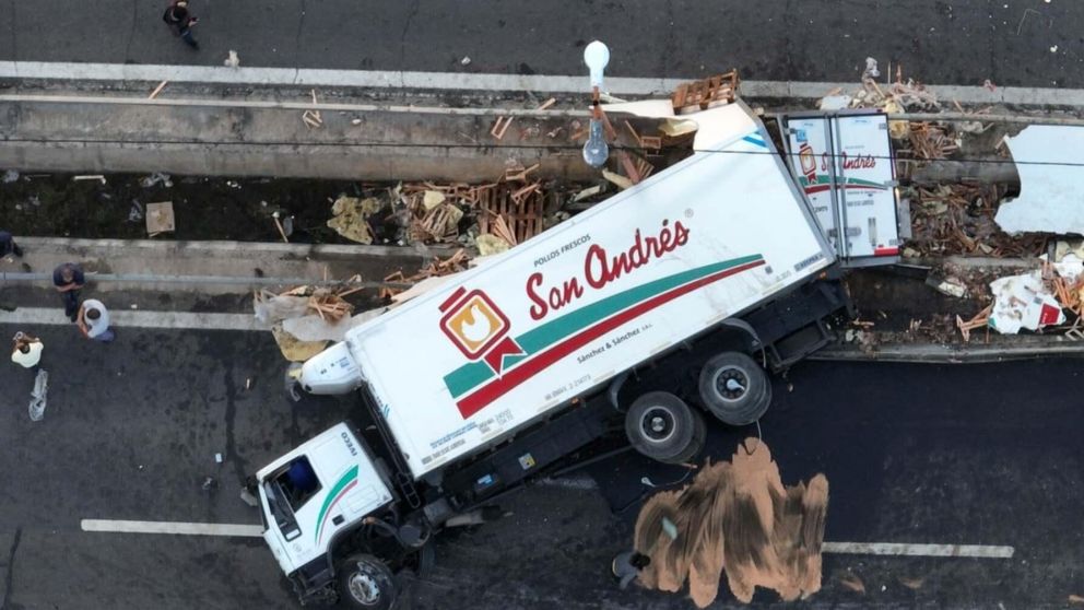 El camión siniestrado trasladaba 500 cajones de pollos faenados (Gentileza ElLitoral.com).