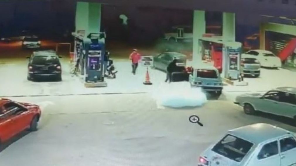 Así un playero le salvó la vida a una nena que quedó dentro de un auto en llamas (Imagen captura vídeo).
