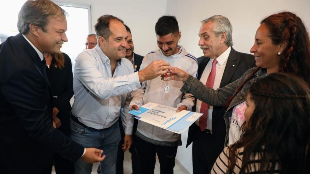 Alberto Fernández y Santiago Maggiotti entregaron viviendas en Almirante Brown.