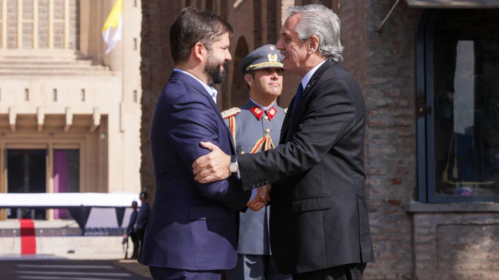 Alberto Fernández encabezó junto a su par de Chile, Gabriel Boric, la ceremonia de conmemoración de los 205 años del Abrazo de Maipú.