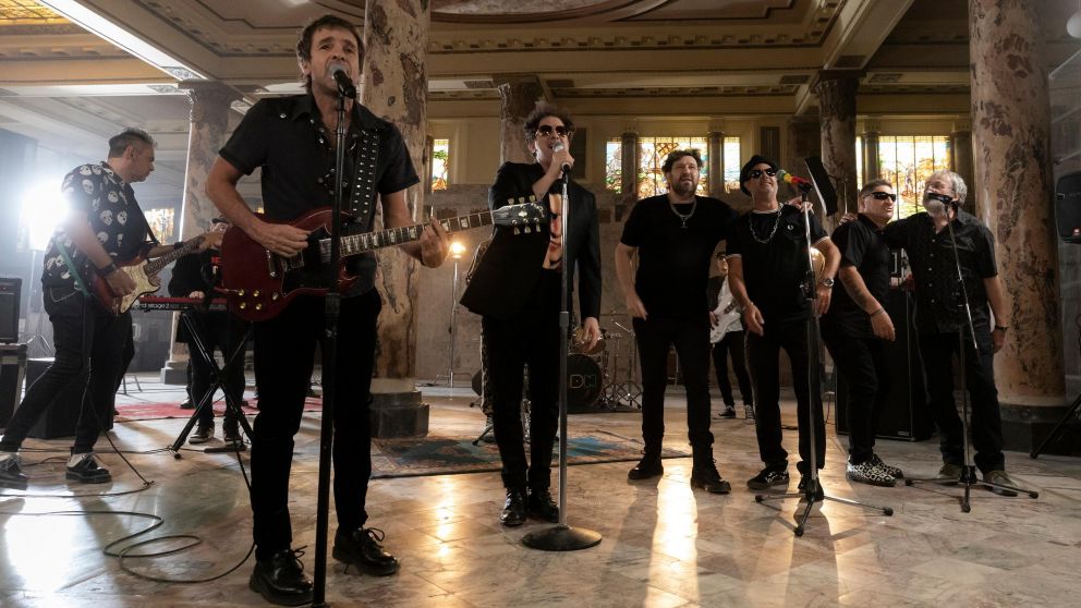 Andrés Calamaro colaboró con Los Auténticos Decadentes en "Costumbres Argentinas"