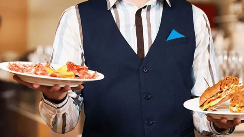 Fue a comer a un restaurante y encontró un insólito recargo en el ticket: le cobraron cada vez que el mozo fue a su mesa