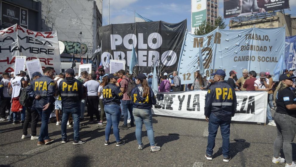 Los piqueteros cortaron este miércoles el Puente Pueyrredón (Crónica/Fernando Pérez Re).