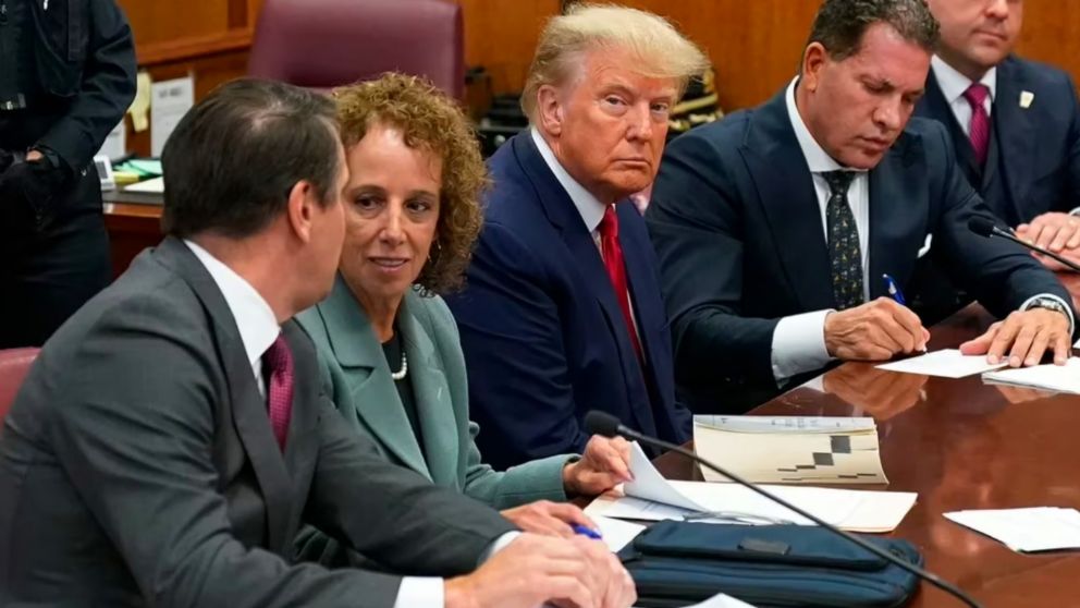 Donald Trump se entregó a la Justicia de Nueva York y quedó bajo arresto.