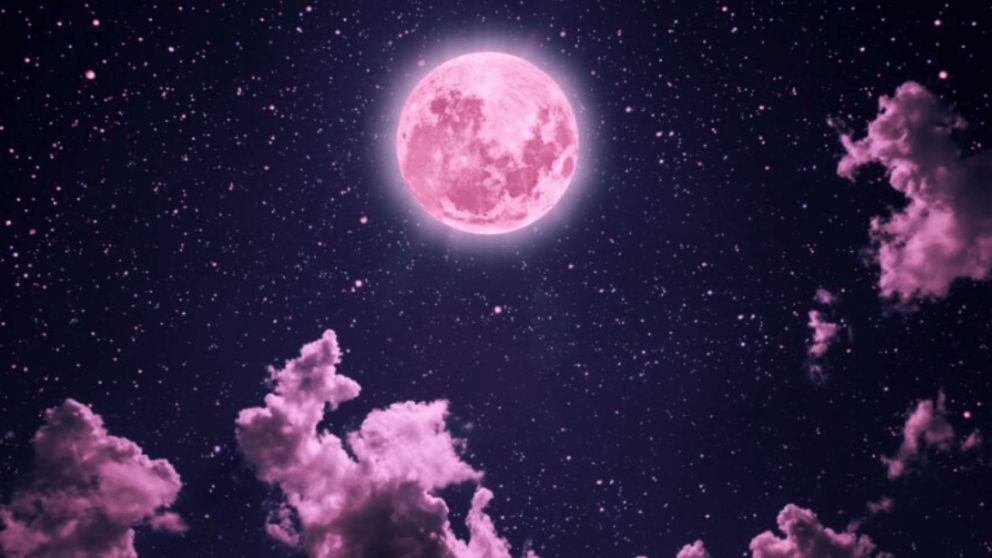 Según algunas creencias populares, cuando se acerca la fecha de la Luna Rosa de abril, los deseos se cumplen.