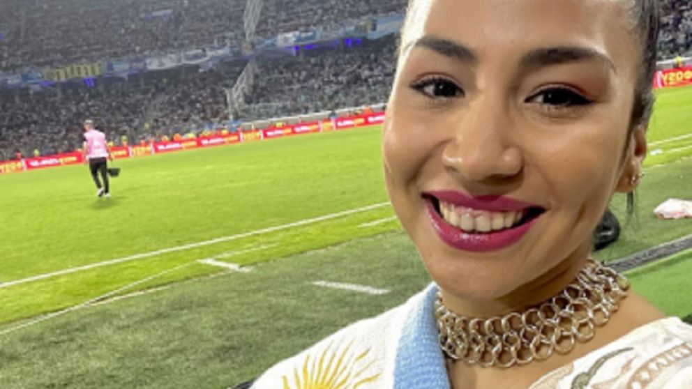 Flor Paz: la artista cantó el Himno Nacional en la previa del campeón Mundial