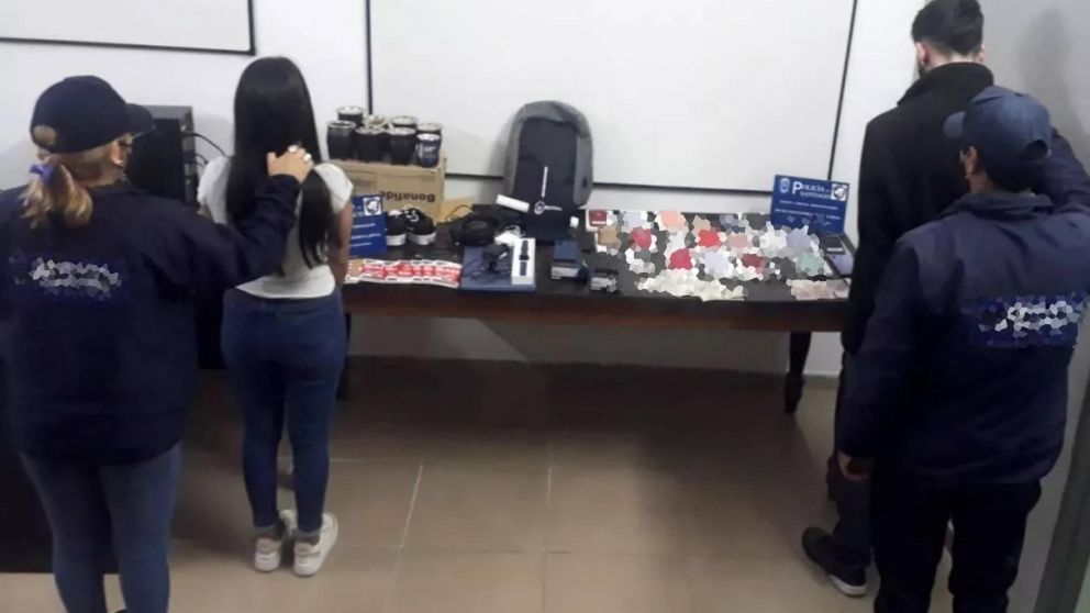 "Viuda negra" atacó con refuerzos: la conoció por Tinder fue drogado y desvalijado pero se tiroteó con los ladrones.