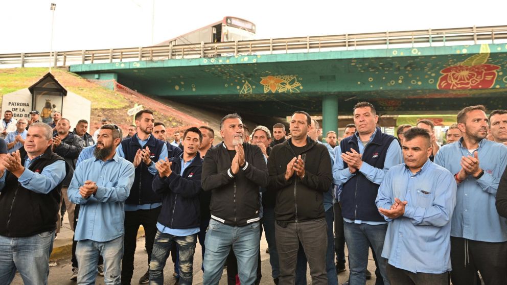 Colectiveros protestaban esta mañana en la avenida General Paz para exigir justicia por el chofer Daniel Barrientos (Télam).
