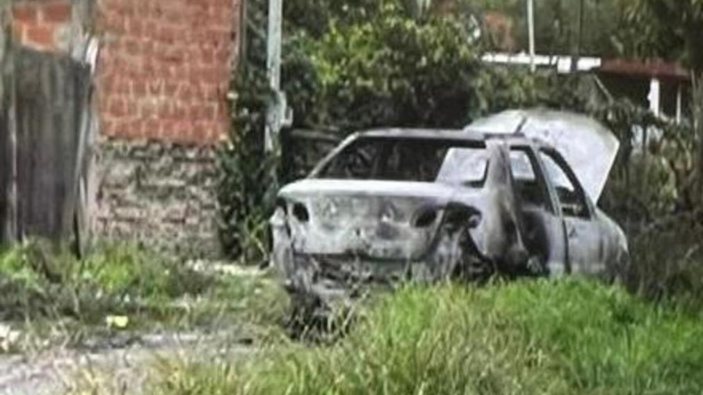 El auto que fue hallado prendido fuego y podr�a estar relacionado con el crimen del colectivero Daniel Barrientos (Gentileza @mauroszeta/Twitter).