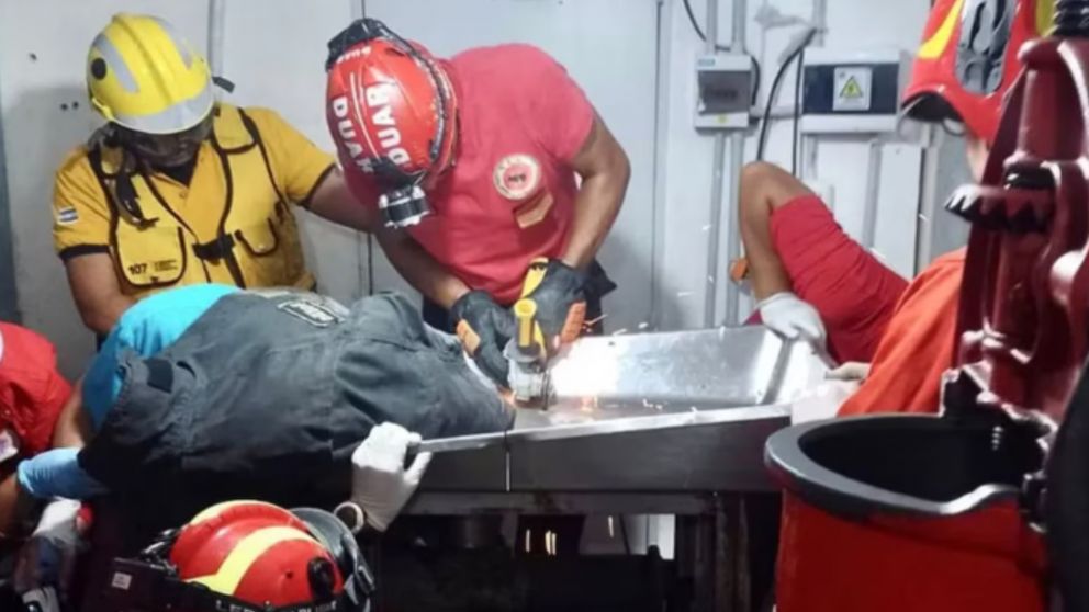 Policía y bomberos del barrio Alberdi trabajando para socorrer al carnicero.