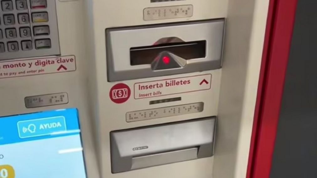 Un joven mostró en su cuenta de TikTok cómo fue rechazado bruscamente por un cajero automático por no tener saldo.