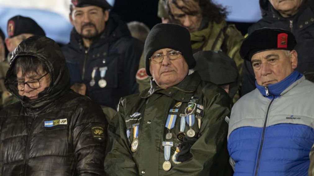 Los ex combatientes en la vigilia de esta medianoche en Río Grande.
