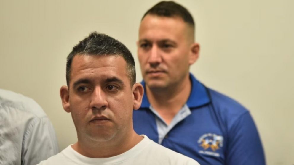 Lucas Damián Gómez (37) y Javier Catriel Alarcon (33), los dos policías condenados a prisión perpetua (Gentileza La Voz).