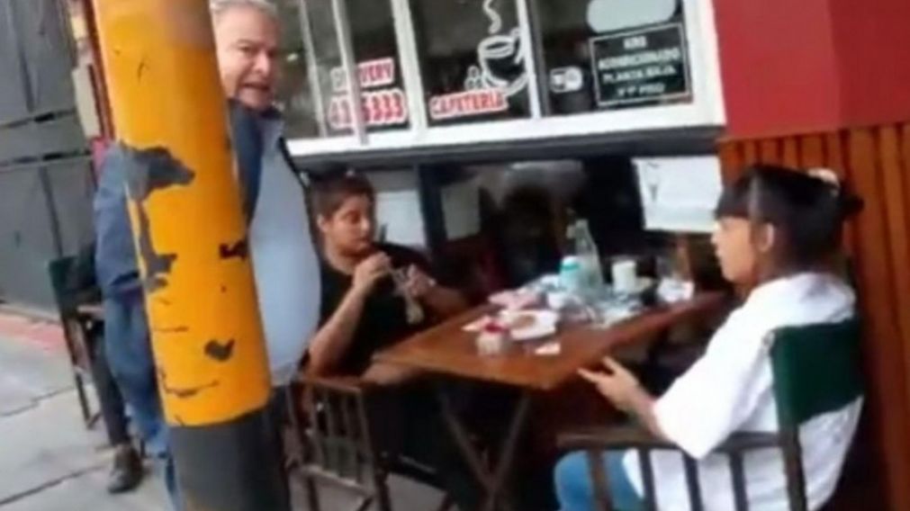 El insólito episodio fue grabado por un testigo.