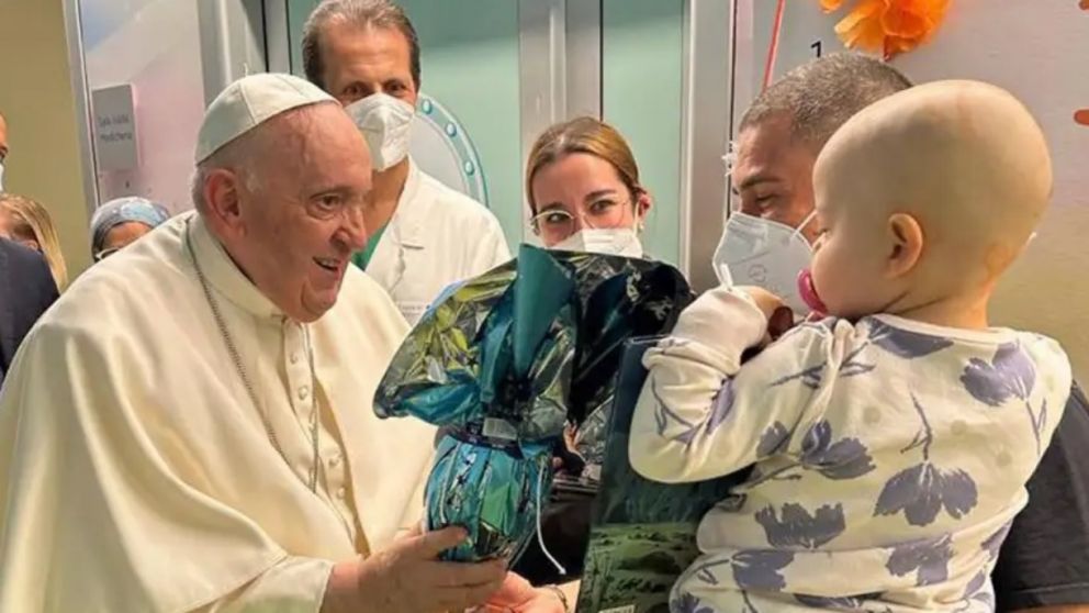 Bergoglio también aprovechó para llevar regalos a los niños hospitalizados en el área de oncología.