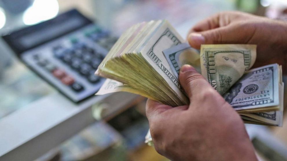 Dólar hoy: ¿A cuánto cotizan el oficial y el "blue"?