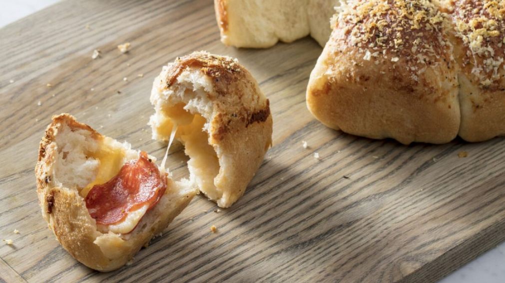 La receta viral en TikTok de unos pancitos rellenos de jamón y queso.