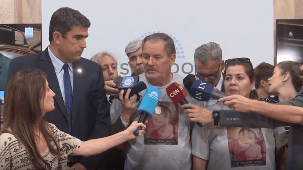 Los abuelos de Lucio Dupuy criticaron a los senadores por no tratar la ley contra la violencia infantil.