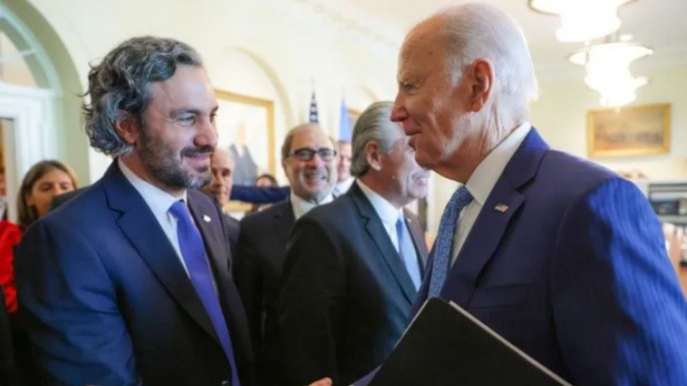 Santiago Cafiero junto a Joe Biden.