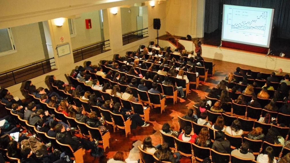 Alumnos universitarios no estaban yendo a cursar y los profesores los "compraron" con "sanguchitos" de miga