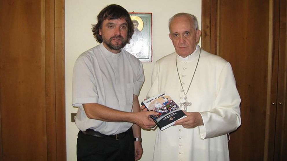 El padre Pepe, tiempo atrás con el Papa Francisco.