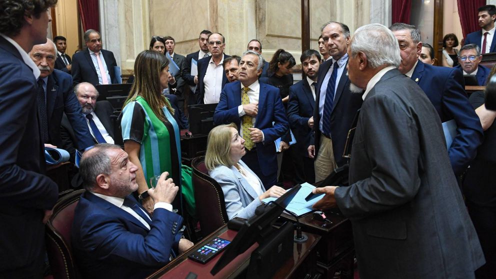 Con escándalo, terminó la primera sesión en el Senado: bloques opositores salieron del recinto y frustraron el debate.