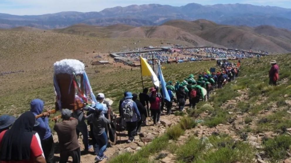 Miles de jujeños peregrinan al santuario de la Virgen de Punta Corral situado a 4.000 metros de altura
