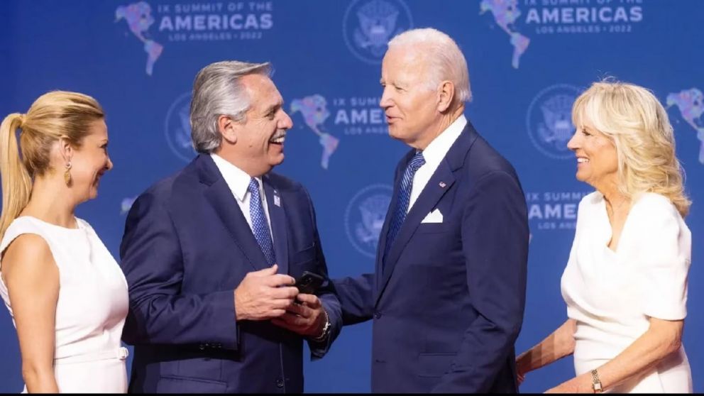 Alberto Fern�ndez y Joe Biden, durante el encuentro que mantuvieron en la Cumbre de las Am�ricas (Gentileza Presidencia/Archivo).