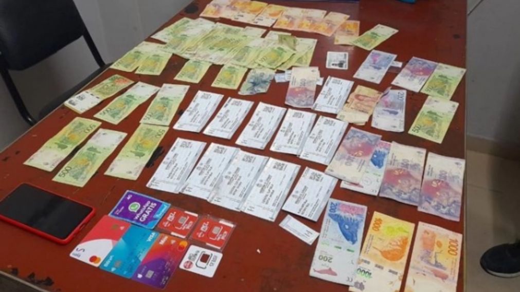 Detuvieron a un joven a quien le incautaron entradas truchas para ver a la Selecci�n.