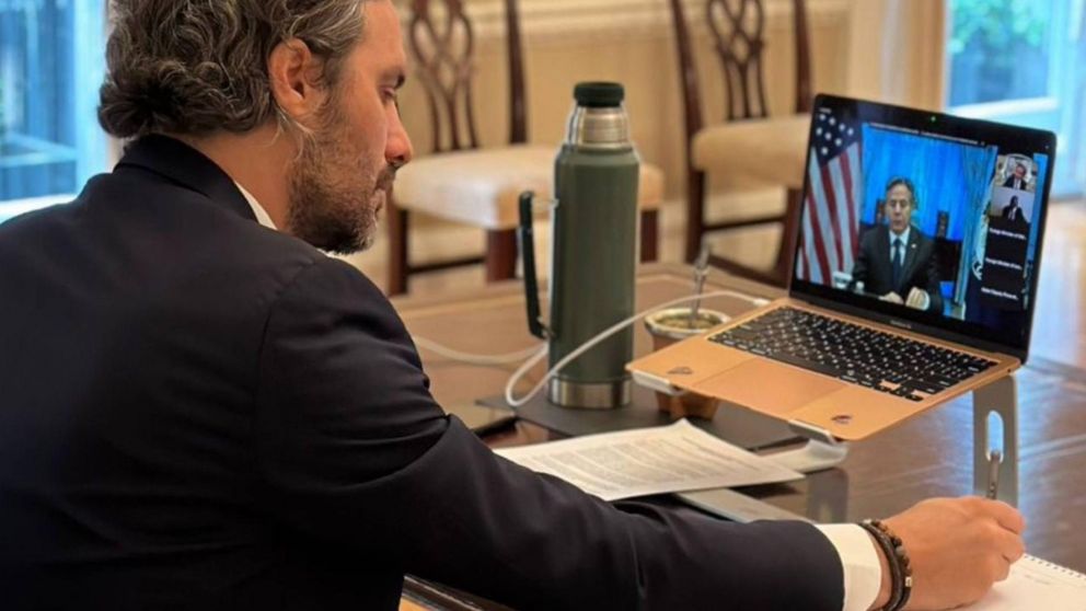 Santiago Cafiero: "El mundo quiere la paz en Ucrania", dijo ante el presidente de ese país.