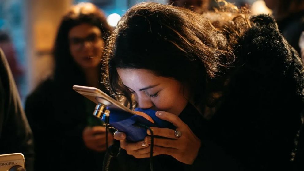 Besos a distancia: el exótico accesorio para dar y recibir besos a través del celular.