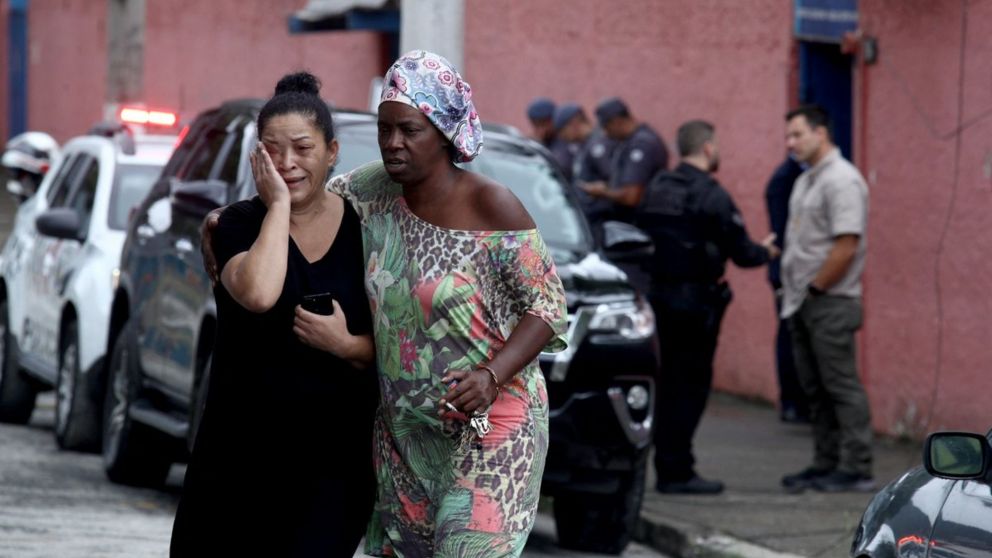 La desesperación en la puerta del colegio de San Pablo donde fue el ataque.