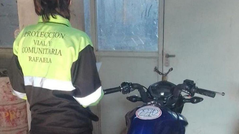 En moto, manejaba con 9 veces más de alcohol en sangre de lo permitido: sin seguro y sin espejos. (Prensa Municipalidad de Rafaela)
