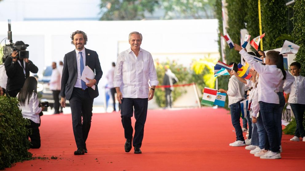 Santiago Cafiero y Alberto Fernández, en la Cumbre Iberoamericana que se realiza en República Dominicana.